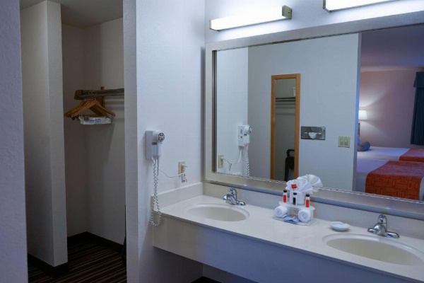 Howard Johnson by Wyndham Salinas image 13