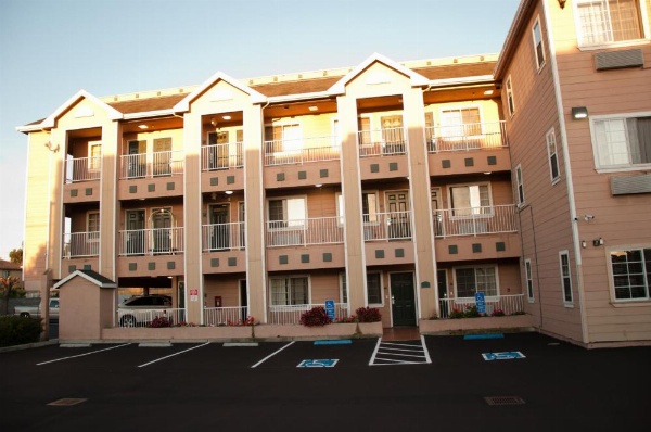 Howard Johnson by Wyndham Salinas image 25